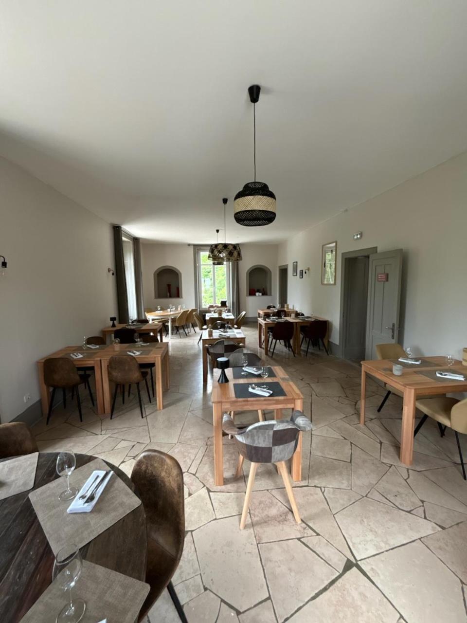 Hotel Logis & Restaurant Le 2*